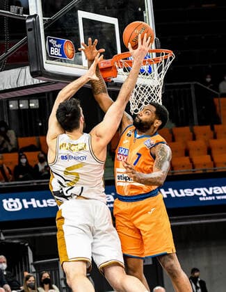GER, BBL, ratiopharm Ulm vs Basketball Löwen Braunschweig 15.02.2022, ratiopharm arena, Neu-Ulm, GER, BBL, ratiopharm Ulm vs Basketball Löwen Braunschweig, im Bild Owen Klassen (Braunschweig, 5), Sindarius Thornwell (Ulm, 7) nordphotoxGmbHx xHafner nph00200