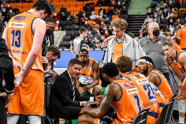 GER, BBL, ratiopharm Ulm vs Basketball Löwen Braunschweig 15.02.2022, ratiopharm arena, Neu-Ulm, GER, BBL, ratiopharm Ulm vs Basketball Löwen Braunschweig, im Bild Auszeit, Jaka Lakovic (Ulm) gibt taktische Anweisungen, Nicolas Bretzel (Ulm, 13), Semaj Christon (Ulm, 0), Sindarius Thornwell (Ulm, 7), Moritz Krimmer (Ulm, 27), Jaron Blossomgame (Ulm, 4), Per Günther Guenther (Ulm, 6), Thomas Klepeisz (Ulm, 22) nordphotoxGmbHx xHafner nph00200