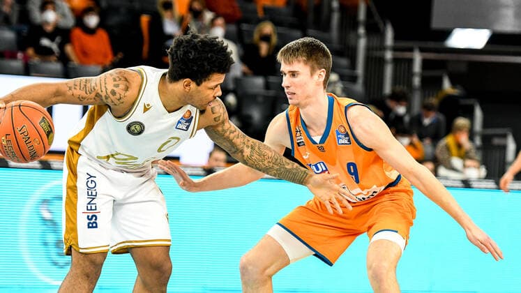 GER, BBL, ratiopharm Ulm vs Basketball Löwen Braunschweig 15.02.2022, ratiopharm arena, Neu-Ulm, GER, BBL, ratiopharm Ulm vs Basketball Löwen Braunschweig, im Bild Tookie Brown (Braunschweig, 0), Marius Stoll (Ulm, 9) nordphotoxGmbHx xHafner nph00200