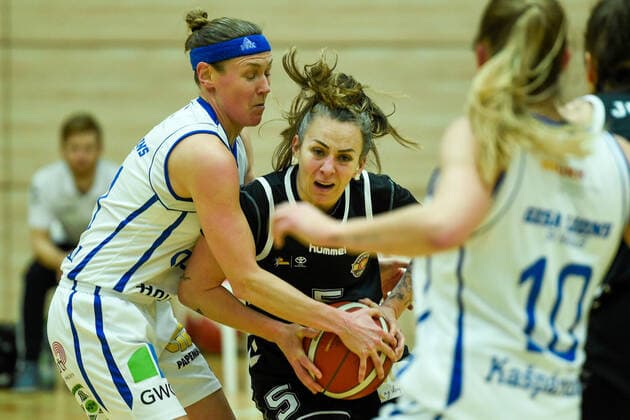 Halle, Germany 15 February 2022 1 BBL women 2021 2022 Gisa Lions SV Halle vs Rheinland Lions v li in duel Rachael Vanderwal Halle and Joyce Cousseins Smith Rheinland Lions SWH arena Sachsen Anhalt Copyright: xFotostandx xxBallaschx