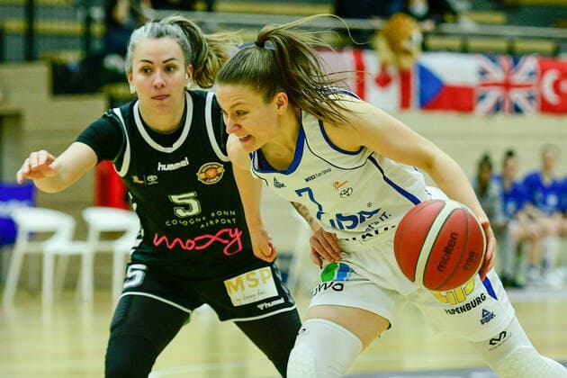 Halle, Germany 15 February 2022 1 BBL women 2021 2022 Gisa Lions SV Halle vs Rheinland Lions v li in duel Joyce Cousseins Smith Rheinland Lions and Laura Schinkel Halle SWH arena Saxony Anhalt Copyright: xFotostandx xxBallaschx