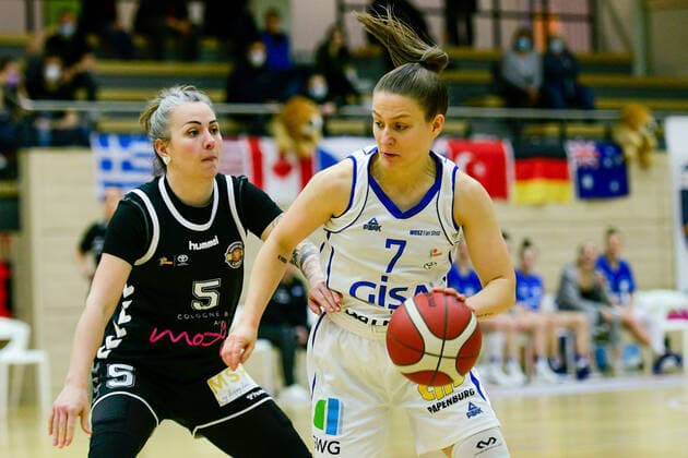 Halle, Germany 15 February 2022 1 BBL women 2021 2022 Gisa Lions SV Halle vs Rheinland Lions v li in duel Joyce Cousseins Smith Rheinland Lions and Laura Schinkel Halle SWH arena Saxony Anhalt Copyright: xFotostandx xxBallaschx