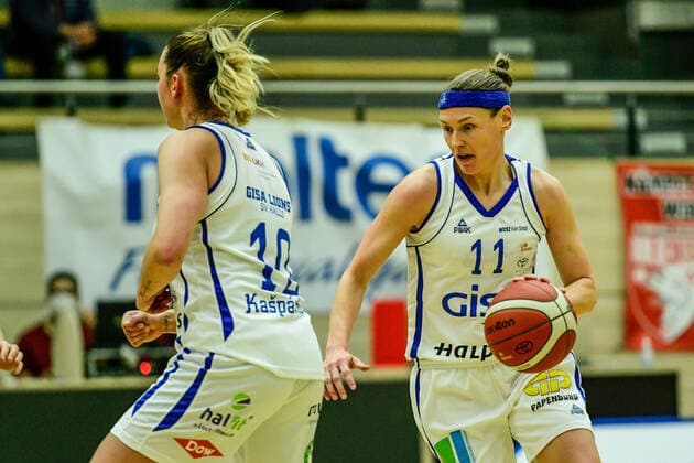 Halle, Germany 15 February 2022 1 BBL women 2021 2022 Gisa Lions SV Halle vs Rheinland Lions v li Barbora Kasparkova Halle and Rachael Vanderwal Halle SWH arena Sachsen Anhalt Copyright: xFotostandx xxBallaschx