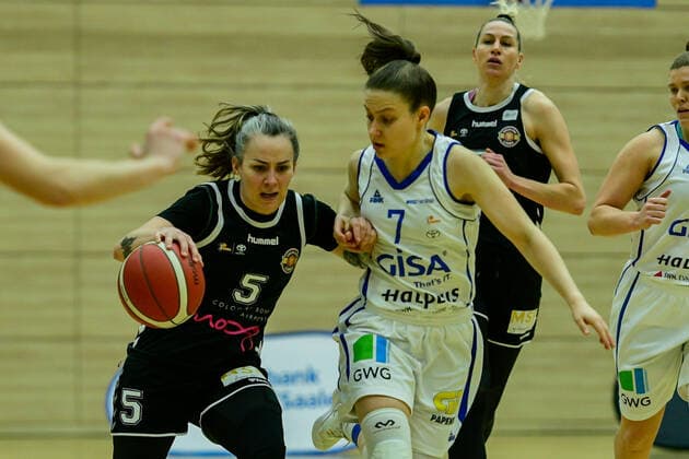 Halle, Germany 15 February 2022 1 BBL women 2021 2022 Gisa Lions SV Halle vs Rheinland Lions v li in duel Joyce Cousseins Smith Rheinland Lions and Laura Schinkel Halle SWH arena Saxony Anhalt Copyright: xFotostandx xxBallaschx