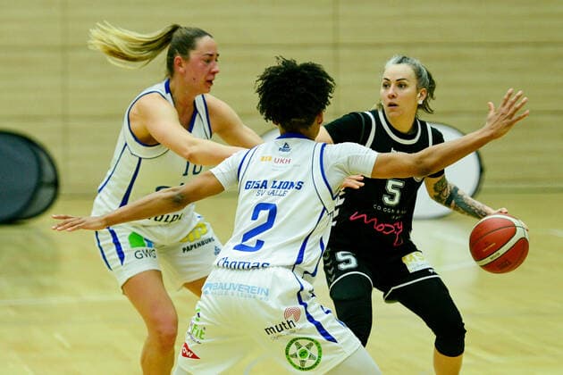 Halle, Germany 15 February 2022 1 BBL women 2021 2022 Gisa Lions SV Halle vs Rheinland Lions v li in duel Barbora Kasparkova Halle , Deeshyra Thomas Halle and Joyce Cousseins Smith Rheinland Lions SWH arena Sachsen Anhalt Copyright: xFotostandx xxBallaschx