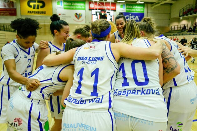 Halle, Germany 15 February 2022 1 BBL Women 2021 2022 Gisa Lions SV Halle vs Rheinland Lions The team of Halle cheers about their 61 59 victory against Rheinland Lions SWH arena Sachsen Anhalt Copyright: xFotostandx xxBallaschx