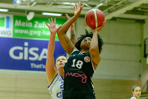 Halle, Germany 15 February 2022 1 BBL women 2021 2022 Gisa Lions SV Halle vs Rheinland Lions v li in duel Klaudia Grudzien Halle and Brianna Rollerson Rheinland Lions SWH arena Sachsen Anhalt Copyright: xFotostandx xxBallaschx