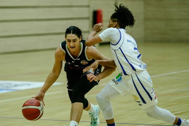 Halle, Germany 15 February 2022 1 BBL women 2021 2022 Gisa Lions SV Halle vs Rheinland Lions v li in duel Taylor Wurtz Purifoy Rheinland Lions and Deeshyra Thomas Halle SWH arena Sachsen Anhalt Copyright: xFotostandx xxBallaschx