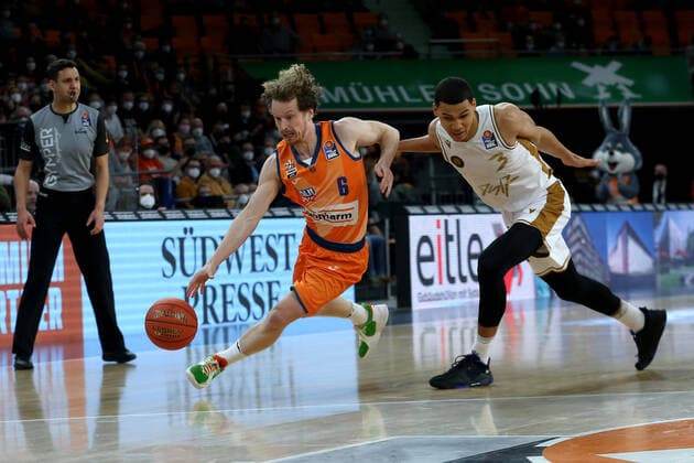 15 02 22, Neu Ulm, Germany, ratiopharm Arena, ratiopharm ulm vs Basketball Loewen Braunschweig Basketball Bundesliga, Per Guenther ratiopharm ulm and Nicholas Tischler Basketball Loewen Braunschweig in duel Photo H Langer Neu Ulm ratiopharm Arena Bayern Germany  541_ULMLOE20220215_035 Langer-541