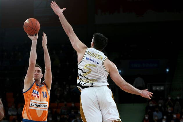15 02 22, Neu Ulm, Germany, ratiopharm Arena, ratiopharm ulm vs Basketball Loewen Braunschweig Basketball Bundesliga, Philipp Herkenhoff ratiopharm ulm and Owen Klassen Basketball Loewen Braunschweig in duel Photo H Langer Neu Ulm ratiopharm Arena Bayern Germany  541_ULMLOE20220215_017 Langer-541