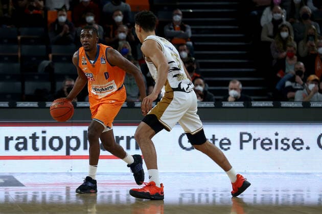 15 02 22, Neu Ulm, Germany, ratiopharm Arena, ratiopharm ulm vs Basketball Loewen Braunschweig Basketball Bundesliga, Semaj Christon ratiopharm ulm and Sananda Frau Basketball Loewen Braunschweig in duel Photo H Langer Neu Ulm ratiopharm Arena Bayern Germany  541_ULMLOE20220215_025 Langer-541