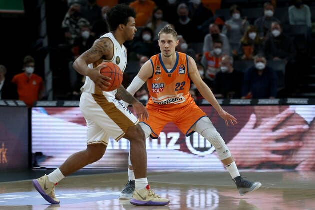 15 02 22, Neu Ulm, Germany, ratiopharm Arena, ratiopharm ulm vs Basketball Loewen Braunschweig Basketball Bundesliga, Tookie Brown Basketball Loewen Braunschweig and Thomas Klepeisz ratiopharm ulm in duel Photo H Langer Neu Ulm ratiopharm Arena Bayern Germany  541_ULMLOE20220215_033 Langer-541