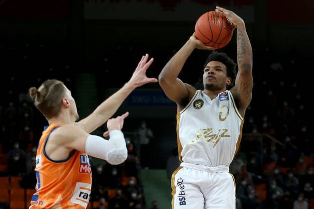 15 02 22, Neu Ulm, Germany, ratiopharm Arena, ratiopharm ulm vs Basketball Loewen Braunschweig Basketball Bundesliga, Thomas Klepeisz ratiopharm ulm and Tookie Brown Basketball Loewen Braunschweig in duel Photo H Langer Neu Ulm ratiopharm Arena Bayern Germany  541_ULMLOE20220215_049 Langer-541