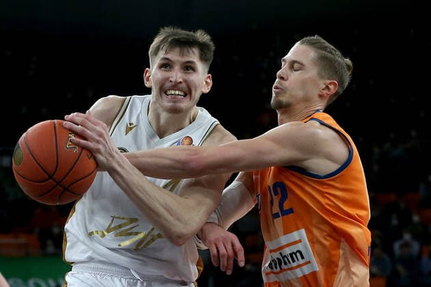 15 02 22, Neu Ulm, Germany, ratiopharm Arena, ratiopharm ulm vs Basketball Loewen Braunschweig Basketball Bundesliga, David Kraemer Basketball Loewen Braunschweig and Thomas Klepeisz ratiopharm ulm in duel Photo H Langer Neu Ulm ratiopharm Arena Bayern Germany  541_ULMLOE20220215_054 Langer-541