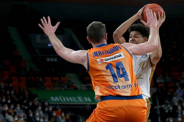 15 02 22, Neu Ulm, Germany, ratiopharm Arena, ratiopharm ulm vs Basketball Loewen Braunschweig Basketball Bundesliga, Philipp Herkenhoff ratiopharm ulm and Sananda Frau Basketball Loewen Braunschweig in duel Photo H Langer Neu Ulm ratiopharm Arena Bayern Germany  541_ULMLOE20220215_060 Langer-541