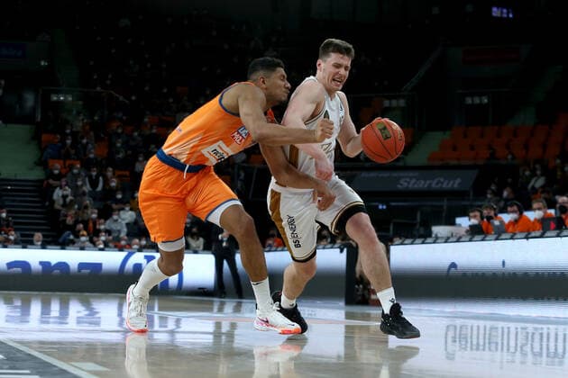 15 02 22, Neu Ulm, Germany, ratiopharm Arena, ratiopharm ulm vs Basketball Loewen Braunschweig Basketball Bundesliga, Karim Jallow ratiopharm ulm and Ondrej Sehnal Basketball Loewen Braunschweig in duel Photo H Langer Neu Ulm ratiopharm Arena Bayern Germany  541_ULMLOE20220215_069 Langer-541