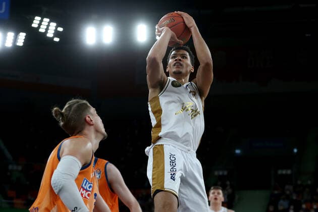15 02 22, Neu Ulm, Germany, ratiopharm Arena, ratiopharm ulm vs Basketball Loewen Braunschweig Basketball Bundesliga, Thomas Klepeisz ratiopharm ulm and Brandon Tischler Basketball Loewen Braunschweig in duel Photo H Langer Neu Ulm ratiopharm Arena Bayern Germany  541_ULMLOE20220215_072 Langer-541