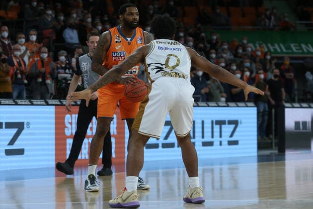 15 02 22, Neu Ulm, Germany, ratiopharm Arena, ratiopharm ulm vs Basketball Loewen Braunschweig Basketball Bundesliga, Sindarius Thornwell ratiopharm ulm and Tookie Brown Basketball Loewen Braunschweig in duel Foto H Langer Neu Ulm ratiopharm Arena Bayern Germany  541_ULMLOE20220215_013 Langer-541