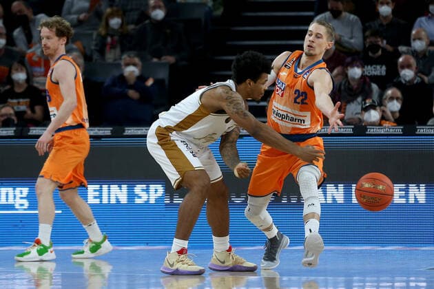 15 02 22, Neu Ulm, Germany, ratiopharm Arena, ratiopharm ulm vs Basketball Loewen Braunschweig Basketball Bundesliga, Tookie Brown Basketball Loewen Braunschweig and Thomas Klepeisz ratiopharm ulm in duel Photo H Langer Neu Ulm ratiopharm Arena Bayern Germany  541_ULMLOE20220215_039 Langer-541
