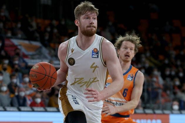 15 02 22, Neu Ulm, Germany, ratiopharm Arena, ratiopharm ulm vs Basketball Loewen Braunschweig Basketball Bundesliga, Luc van Slooten Basketball Loewen Braunschweig and Per Guenther ratiopharm ulm in duel Photo H Langer Neu Ulm ratiopharm Arena Bayern Germany  541_ULMLOE20220215_059 Langer-541