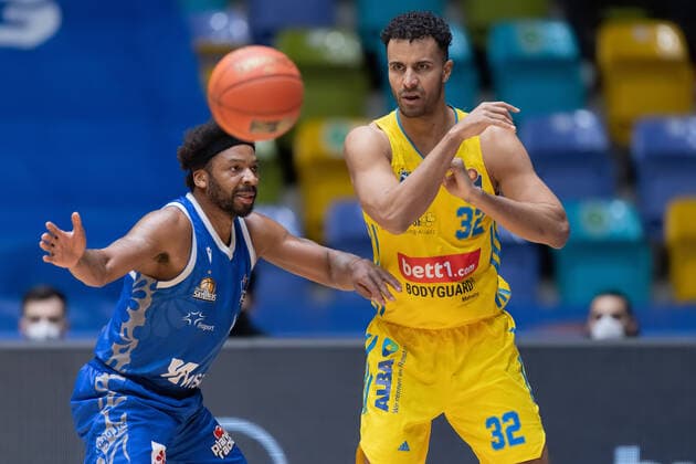Fraport Skyliners Alba Berlin, easyCredit BBL Johannes Thiemann Alba Berlin, 32 , left Quantez Robertson Fraport Skyliners, 23 easyCredit BBL basketball match between the Fraport Skyliners and Alba Berlin on 15 February 2022 at the Ballsporthalle in Frankfurt am Main , Frankfurt am Main Hesse Germany Ballsporthalle