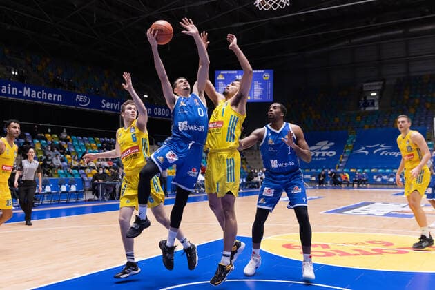 Fraport Skyliners Alba Berlin, easyCredit BBL Lukas Wank Fraport Skyliners, 0 is against Malte Delow Alba Berlin, 6 and Oscar da Silva Alba Berlin, 1 lurking in the background on the right Jamel McLean Fraport Skyliners, 1 Basketball match of the easyCredit BBL between the Fraport Skyliners and Alba Berlin on 15 February 2022 at the Ballsporthalle in Frankfurt am Main , Frankfurt am Main Hesse Germany Ballsporthalle