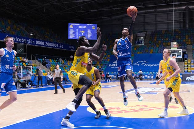 Fraport Skyliners Alba Berlin, easyCredit BBL Christ Koumadje Alba Berlin, 21 , Jaleen Smith Alba Berlin, 3 and Luke Sikma Alba Berlin, 43 just watch as Brancou Badio Fraport Skyliners, 8 rises to the basket On the left edge of the picture Matt Haarms Fraport Skyliners, 3 Basketball match of the easyCredit BBL between the Fraport Skyliners and Alba Berlin on 15 February 2022 at the Ballsporthalle in Frankfurt am Main , Frankfurt am Main Hesse Germany Ballsporthalle