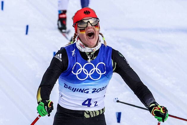 Bilder des Jahres 2022, Sport 02 Februar Sport Themen der Woche KW 07 Sport Bilder des Tages ZHANGJIAKOU, CHINA - FEBRUARY 16, 2022: Victoria Carl of Germany finishes in the women s cross-country skiing team sprint classic final at the 2022 Winter Olympic Games, Olympische Spiele, Olympia, OS at the National Cross-Country Skiing Centre. Stanislav Krasilnikov TASS  TS123828