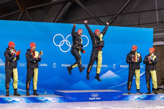 Bilder des Jahres 2022, Sport 02 Februar Sport Themen der Woche KW 07 CHN, Olympische Winterspiele, Peking 2022 15.02.2022, National Sliding Centre, Yanqing, CHN, Olympische Winterspiele, Peking 2022, Bob, Zweierbob, Herren, Medaillen Zeremonie, im Bild v.l. Silbermedaillengewinner Johannes Lochner mit Florian Bauer (GER), Goldmedaillengewinner und Olympiasieger Francesco Friedrich mit Thorsten Margis (GER), Bronzemedaillengewinner Christoph Hafer mit Matthias Sommer (GER) Left to right: Silver medalist Johannes Lochner with Florian Bauer of Germany Gold medalist and Olympic champion Francesco Friedrich with Thorsten Margis of Germany Bronze medalist Christoph Hafer with Matthias Sommer of Germany during the Medal Award Ceremony of men Doubles Bobsleigh Competition for the Winter Olympic Games, Olympische Spiele, Olympia, OS Beijing 2022. National Sliding Centre in Yanqing, China on 2022 02 15. Yanqing China National Sliding Centre *** CHN, Winter Olympics, Beijing 2022 15 02 2022, National Sliding Centre, Yanqing, CHN, Winter Olympics, Beijing 2022, Bobsleigh, Two-man bobsleigh, Men, Medal Ceremony, in picture from l Silver medalist Johannes Lochner with Florian Bauer GER , Gold medalist and Olympic champion Francesco Friedrich with Thorsten Margis GER , Bronze medalist Christoph Hafer with Matthias Sommer GER Left to right Silver medalist Johannes Lochner with Florian Bauer of Germany Gold medalist and Olympic champion Francesco Friedrich with Thorsten Margis of Germany Bronze medalist Christoph Hafer with Matthias Sommer of Germany during the Medal Award Ceremony of men Doubles Bobsleigh Competition for the Winter Olympic Games Beijing 2022 National Sliding Centre in Yanqing, China on 2022 02 15 Yanqing China National Sliding Centre