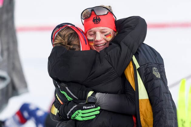 OLYMPICS - Winter Olympic Games, Olympische Spiele, Olympia, OS Beijing 2022 BEIJING,CHINA,15.FEB.22 - OLYMPICS, SNOWBOARDING - Winter Olympic Games Beijing 2022, Big Air, ladies. Image shows Katharina Hennig and Victoria Carl (GER).  GEPAxpictures xPatrickxSteiner