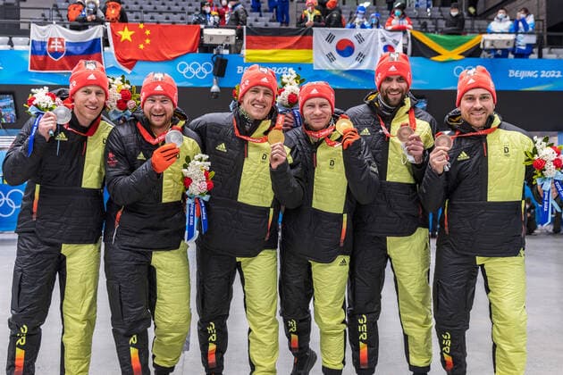 CHN, Olympische Winterspiele, Peking 2022 15.02.2022, National Sliding Centre, Yanqing, CHN, Olympische Winterspiele, Peking 2022, Bob, Zweierbob, Herren, Medaillen Zeremonie, im Bild v.l. Silbermedaillengewinner Johannes Lochner mit Florian Bauer (GER), Goldmedaillengewinner und Olympiasieger Francesco Friedrich mit Thorsten Margis (GER), Bronzemedaillengewinner Christoph Hafer mit Matthias Sommer (GER) Left to right: Silver medalist Johannes Lochner with Florian Bauer of Germany Gold medalist and Olympic champion Francesco Friedrich with Thorsten Margis of Germany Bronze medalist Christoph Hafer with Matthias Sommer of Germany during the Medal Award Ceremony of men Doubles Bobsleigh Competition for the Winter Olympic Games, Olympische Spiele, Olympia, OS Beijing 2022. National Sliding Centre in Yanqing, China on 2022 02 15. Yanqing China National Sliding Centre *** CHN, Winter Olympics, Beijing 2022 15 02 2022, National Sliding Centre, Yanqing, CHN, Winter Olympics, Beijing 2022, Bobsleigh, Two-man bobsleigh, Men, Medal Ceremony, in picture from l Silver medalist Johannes Lochner with Florian Bauer GER , Gold medalist and Olympic champion Francesco Friedrich with Thorsten Margis GER , Bronze medalist Christoph Hafer with Matthias Sommer GER Left to right Silver medalist Johannes Lochner with Florian Bauer of Germany Gold medalist and Olympic champion Francesco Friedrich with Thorsten Margis of Germany Bronze medalist Christoph Hafer with Matthias Sommer of Germany during the Medal Award Ceremony of men Doubles Bobsleigh Competition for the Winter Olympic Games Beijing 2022 National Sliding Centre in Yanqing, China on 2022 02 15 Yanqing China National Sliding Centre