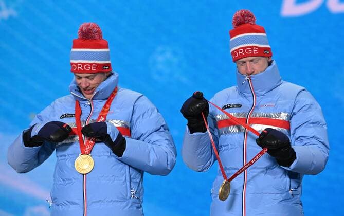 BEIJING 2022, Biathlon, 4x7,5km Staffel M?nner, Siegerehrung China Olympics 2022 Medal Ceremony 8116965 16.02.2022 Gold medalists Norway s Tarjei Boe and Johannes Thingnes Boe celebrate during an award ceremony for the biathlon men s 4x7.5 km relay event during the Beijing 2022 Winter Olympic Games, Olympische Spiele, Olympia, OS at the Medals Plaza in Zhangjiakou, China. Alexey Filippov Sputnik Beijing China  Copyright: xAlexeyxFilippovx