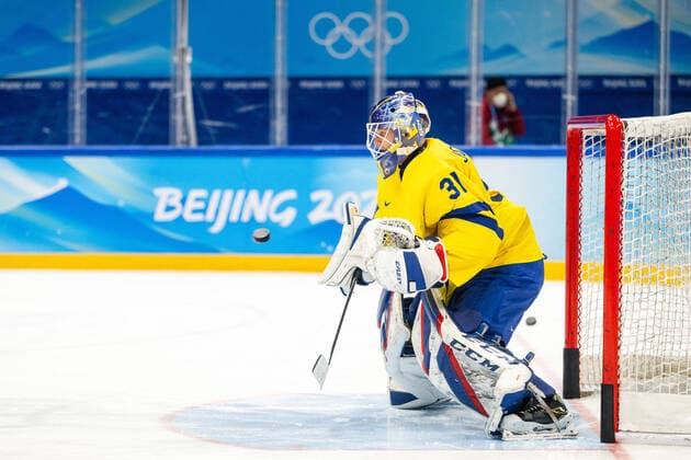 220216 Goaltender Lars Johansson of Sweden ahead of the men ices ice hockey quarterfinal between Sweden and Canada during day 12 of the 2022 Winter Olympics on February 16, 2022 in Beijing Photo Maxim Thore BILDBYRAN kod MT MT0326 ice hockey ice hockey olympic games olympics winter olympics os ol olympics winter os olympics peking peking peking 2022 beijing 2022 beijing 2022 olympic games beijing 2022 winter olympic games beijing os beijing ol winter ol 12 bbeng quarter final sweden canada,  Copyright: MAXIMxTHORE BB220216MT092