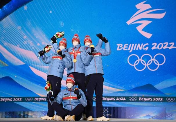 BEIJING 2022, Biathlon, 4x7,5km Staffel M?nner, Siegerehrung China Olympics 2022 Medal Ceremony 8117019 16.02.2022 Gold medalists Norway s Sturla Holm Laegreid, Tarjei Boe, Johannes Thingnes Boe and Vetle Sjaastad Christiansen celebrate during an award ceremony for the biathlon men s 4x7.5 km relay event during the Beijing 2022 Winter Olympic Games, Olympische Spiele, Olympia, OS at the Medals Plaza in Zhangjiakou, China. Alexey Filippov Sputnik Beijing China Copyright: xAlexeyxFilippovx