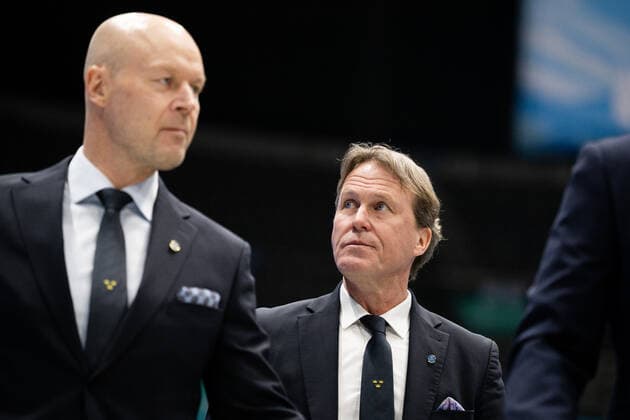 220216 Head coach Johan Garpenlöv of Sweden in the men ices ice hockey quarterfinal between Sweden and Canada during day 12 of the 2022 Winter Olympics on February 16, 2022 in Beijing Photo Maxim Thore BILDBYRAN kod MT MT0326 ice hockey ice hockey olympic games olympics winter olympics os ol olympics winter os olympics peking peking peking 2022 beijing 2022 beijing 2022 olympic games beijing 2022 winter olympic games beijing os beijing ol winter ol 12 bbeng quarter final sweden canada,  Copyright: MAXIMxTHORE BB220216MT099