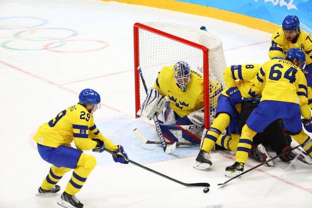 February 16, 2022, Beijing, Hebei, China: PONTUS HOLMBERG of Sweden (29) defends and gets back the puck during the Ice hockey, Eishockey Men s Play-offs Quarterfinals game between Sweden and Canada on February 16th in Beijing, China Beijing China - ZUMAc179 20220216_zep_c179_130 Copyright: xMickaelxChavetx