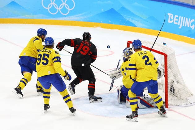 February 16, 2022, Beijing, Hebei, China: ERIC O DELL of Canada (19) attacks during the Ice hockey, Eishockey Men s Play-offs Quarterfinals game between Sweden and Canada on February 16th in Beijing, China Beijing China - ZUMAc179 20220216_zep_c179_132 Copyright: xMickaelxChavetx