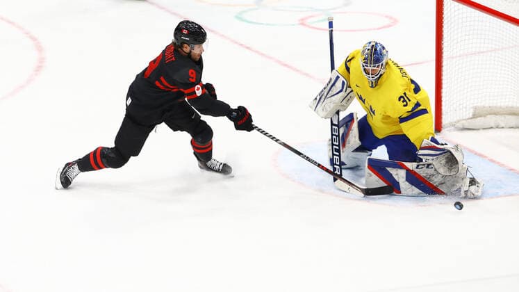February 16, 2022, Beijing, Hebei, China: CORBAN KNIGHT of Canada (9) nearly scores during the Ice hockey, Eishockey Men s Play-offs Quarterfinals game between Sweden and Canada on February 16th in Beijing, China Beijing China - ZUMAc179 20220216_zep_c179_133 Copyright: xMickaelxChavetx