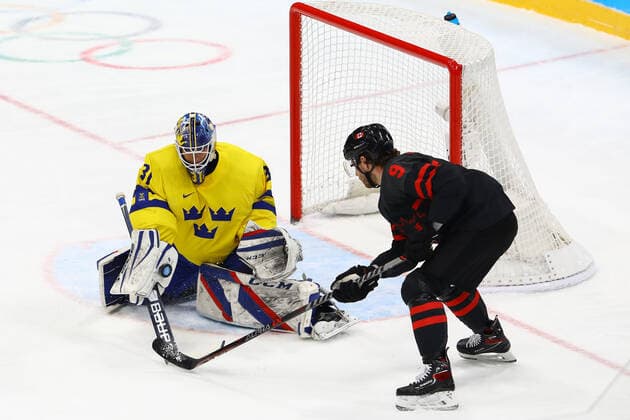 February 16, 2022, Beijing, Hebei, China: CORBAN KNIGHT of Canada (9) nearly scores during the Ice hockey, Eishockey Men s Play-offs Quarterfinals game between Sweden and Canada on February 16th in Beijing, China Beijing China - ZUMAc179 20220216_zep_c179_136 Copyright: xMickaelxChavetx