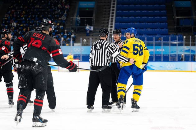 220216 Eric O dell of Canada and Anton Lander of Sweden in the men ices ice hockey quarterfinal between Sweden and Canada during day 12 of the 2022 Winter Olympics on February 16, 2022 in Beijing Photo Maxim Thore BILDBYRAN kod MT MT0326 ice hockey ice hockey olympic games olympics winter olympics os ol olympics winter o olympics peking Beijing 2022 beijing 2022 beijing 2022 olympic games beijing 2022 winter olympic games beijing os beijing ol winter ol 12 bbeng quarter final sweden canada,  Copyright: MAXIMxTHORE BB220216MT138
