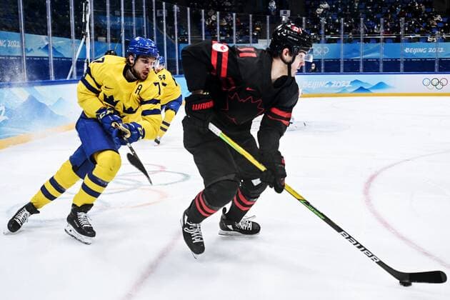 China Olympics 2022 Ice hockey, Eishockey Men Sweden - Canada 8117169 16.02.2022 Sweden s Henrik Tommernes, left, vies for the puck in the men s ice hockey quarterfinal play-off match between Sweden and Canada during the Beijing 2022 Winter Olympic Games, Olympische Spiele, Olympia, OS at National Indoor Stadium in Beijing, China. Vladimir Astapkovich Sputnik Beijing China  Copyright: xVladimirxAstapkovichx
