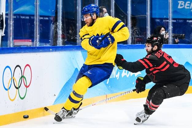 China Olympics 2022 Ice hockey, Eishockey Men Sweden - Canada 8117175 16.02.2022 Canada s David Desharnais, right, vies for the puck in the men s ice hockey quarterfinal play-off match between Sweden and Canada during the Beijing 2022 Winter Olympic Games, Olympische Spiele, Olympia, OS at National Indoor Stadium in Beijing, China. Vladimir Astapkovich Sputnik Beijing China  Copyright: xVladimirxAstapkovichx