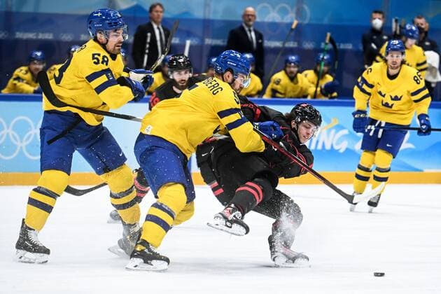 China Olympics 2022 Ice hockey, Eishockey Men Sweden - Canada 8117178 16.02.2022 Players vie for the puck in the men s ice hockey quarterfinal play-off match between Sweden and Canada during the Beijing 2022 Winter Olympic Games, Olympische Spiele, Olympia, OS at National Indoor Stadium in Beijing, China. Vladimir Astapkovich Sputnik Beijing China  Copyright: xVladimirxAstapkovichx