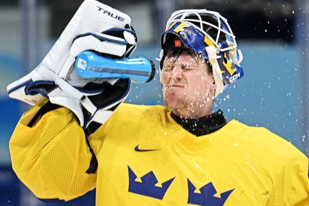 China Olympics 2022 Ice hockey, Eishockey Men Sweden - Canada 8117186 16.02.2022 Sweden s goaltender Lars Johansson sprays water onto himself during the men s ice hockey quarterfinal play-off match between Sweden and Canada during the Beijing 2022 Winter Olympic Games, Olympische Spiele, Olympia, OS at National Indoor Stadium in Beijing, China. Vladimir Astapkovich Sputnik Beijing China  Copyright: xVladimirxAstapkovichx