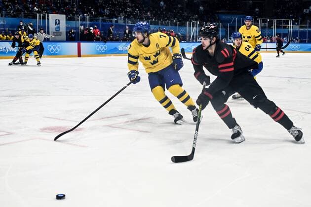 China Olympics 2022 Ice hockey, Eishockey Men Sweden - Canada 8117187 16.02.2022 Sweden s Henrik Tommernes, left, and Canada s Jack McBain vie for the puck during the men s ice hockey quarterfinal play-off match between Sweden and Canada during the Beijing 2022 Winter Olympic Games, Olympische Spiele, Olympia, OS at National Indoor Stadium in Beijing, China. Vladimir Astapkovich Sputnik Beijing China  Copyright: xVladimirxAstapkovichx