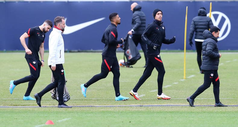 Europa League RB Leipzig training 16 12 2022 Leipzig, 16 02 2022, RBL training center, Europa League , RB Leipzig final training on the eve of RBL v Real San Sebastian , Pictured from l Josko Gvardiol, Co coach Max Urwantschky, Benjamin Henrichs, Yussuf Poulsen and Mauricio Sanchez integration officer , Picture Point