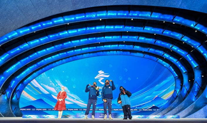 BEIJING 2022, Ski Freestyle, Slopestyle Männer, Siegerehrung (220216) -- ZHANGJIAKOU, Feb. 16, 2022 -- Gold medalist Alexander Hall (C) of the United States, silver medalist Nicholas Goepper (L) of the United States and bronze medalist Jesper Tjader of Sweden pose during the awarding ceremony of freestyle skiing men s freeski slopestyle at Zhangjiakou Medals Plaza of the Winter Olympics in Zhangjiakou, north China s Hebei Province, Feb. 16, 2022. ) (BEIJING2022)CHINA-ZHANGJIAKOU-OLYMPIC Winter games, Winterspiele,Spiele, Summer games AWARDING CEREMONY-FREESTYLE SKIING (CN) FengxKaihua 