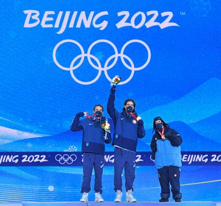 BEIJING 2022, Ski Freestyle, Slopestyle Männer, Siegerehrung (220216) -- ZHANGJIAKOU, Feb. 16, 2022 -- Gold medalist Alexander Hall (C) of the United States, silver medalist Nicholas Goepper (L) of the United States and bronze medalist Jesper Tjader of Sweden pose during the awarding ceremony of freestyle skiing men s freeski slopestyle at Zhangjiakou Medals Plaza of the Winter Olympics in Zhangjiakou, north China s Hebei Province, Feb. 16, 2022. ) (BEIJING2022)CHINA-ZHANGJIAKOU-OLYMPIC Winter games, Winterspiele,Spiele, Summer games AWARDING CEREMONY-FREESTYLE SKIING (CN) DaixTianfang 