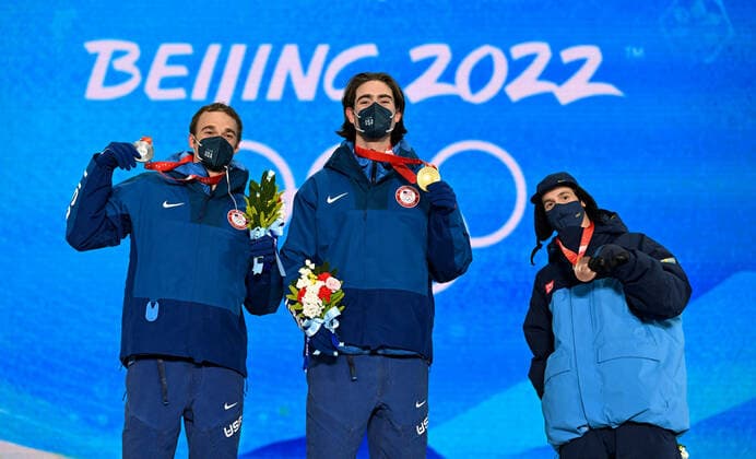 BEIJING 2022, Ski Freestyle, Slopestyle Männer, Siegerehrung (220216) -- ZHANGJIAKOU, Feb. 16, 2022 -- Gold medalist Alexander Hall (C) of the United States, silver medalist Nicholas Goepper (L) of the United States and bronze medalist Jesper Tjader of Sweden pose during the awarding ceremony of freestyle skiing men s freeski slopestyle at Zhangjiakou Medals Plaza of the Winter Olympics in Zhangjiakou, north China s Hebei Province, Feb. 16, 2022. ) (BEIJING2022)CHINA-ZHANGJIAKOU-OLYMPIC Winter games, Winterspiele,Spiele, Summer games AWARDING CEREMONY-FREESTYLE SKIING (CN) FengxKaihua 