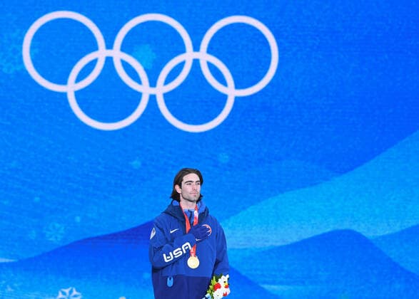 BEIJING 2022, Ski Freestyle, Slopestyle Männer, Siegerehrung (220216) -- ZHANGJIAKOU, Feb. 16, 2022 -- Gold medalist Alexander Hall of the United States reacts during the awarding ceremony of freestyle skiing men s freeski slopestyle at Zhangjiakou Medals Plaza of the Winter Olympics in Zhangjiakou, north China s Hebei Province, Feb. 16, 2022. ) (BEIJING2022)CHINA-ZHANGJIAKOU-OLYMPIC Winter games, Winterspiele,Spiele, Summer games AWARDING CEREMONY-FREESTYLE SKIING (CN) DaixTianfang 